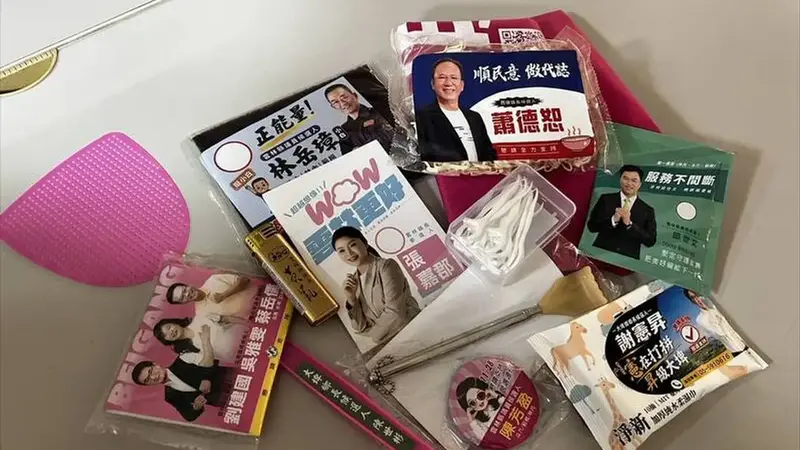 九合一選戰創意小物大比拼，泡麵造型麵條與漆扇搶攻選民眼球