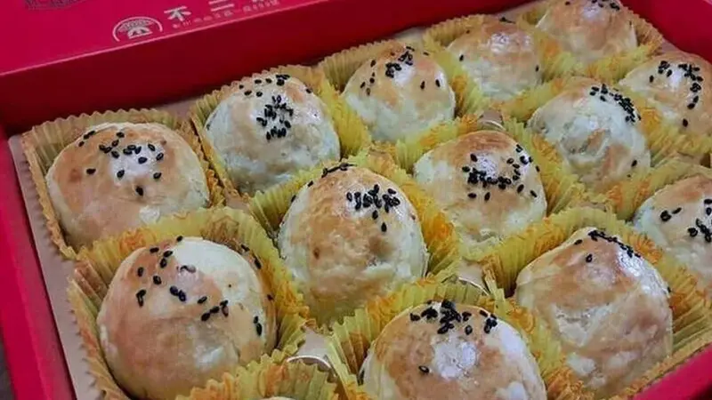 中秋送禮熱潮推升排隊風潮，不二坊蛋黃酥即日起暫停門市販售十五天