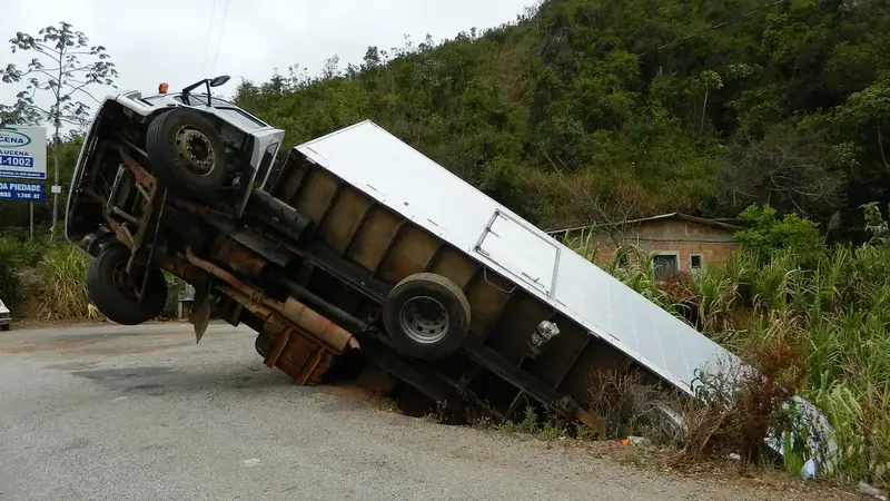 國三彰化南下段傳小貨車追撞工程車,夫妻檔一死一傷(示意圖)
