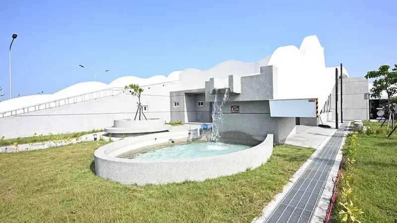 彰化和美新地標白色恐龍屋落成，屋頂藏有綠意盎然祕密花園