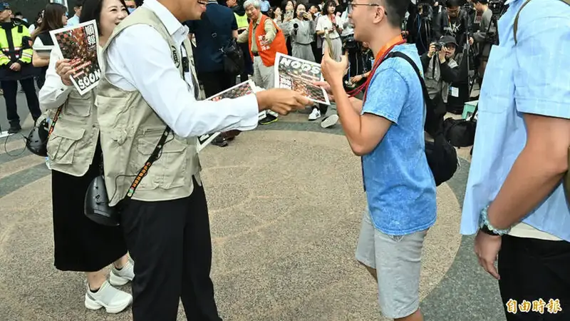 沈伯洋化身派報生閃現忠孝復興站，通勤族排隊搶拿《順報》