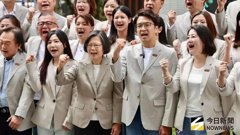 沈伯洋登記參選台北市長,蔡英文首度站台贈船舵期許迎向新局