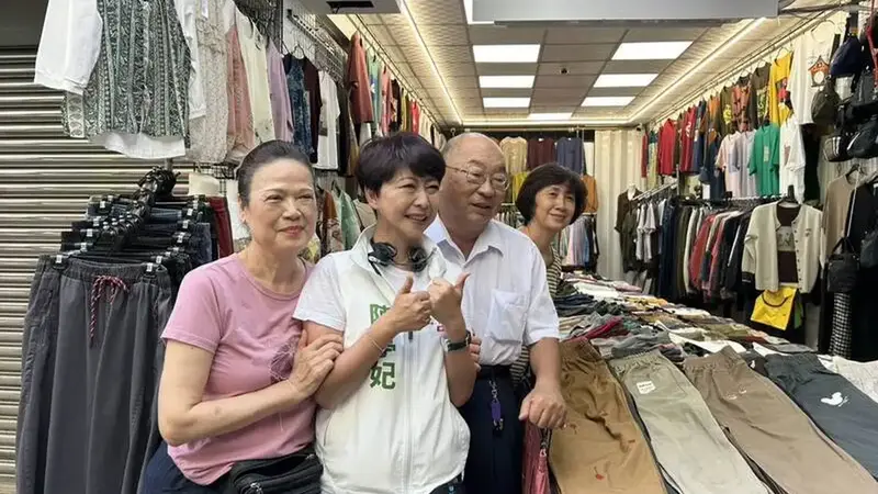 陳亭妃重返誕生地東菜市拜票，攤商熱情擁抱宛如女兒歸寧