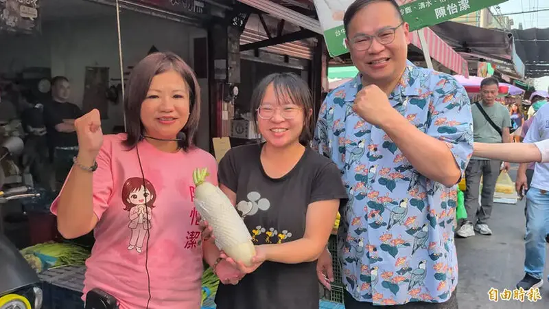 綠營陳怡潔沙鹿市場拜票，合體王義川爭取海線捷運支持