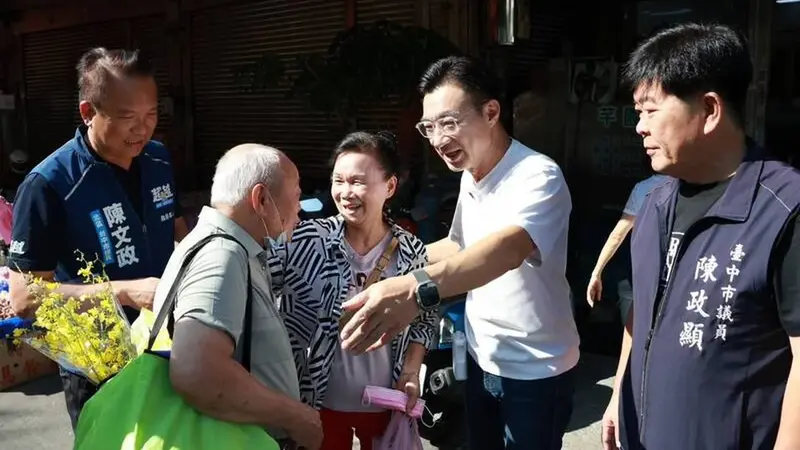 江啟臣赴東興市場掃街 拋出北區二十分鐘生活圈規劃