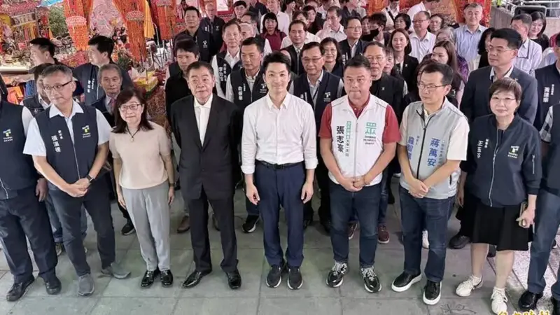 蔣萬安赴火聖廟參拜祈福,民眾黨議員張志豪意外緊鄰市長身側
