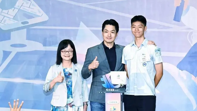 蔣萬安長子陷入利益迴避風暴，同屆同學出面挺他考上建中