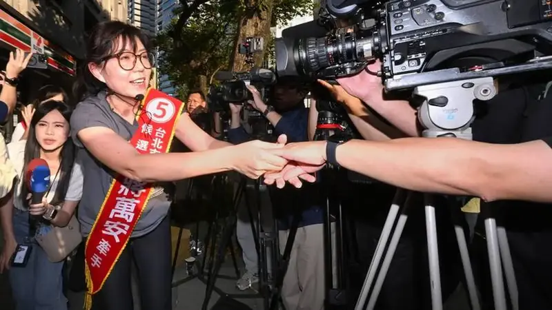 蔣萬安請假由夫人石舫亘代打掃街,外包攝影推擠女記者引發插曲