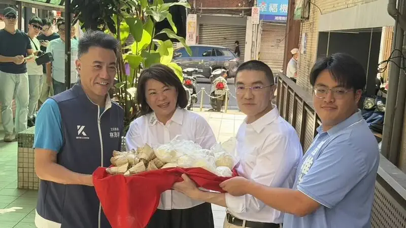 嘉義市長黃敏惠南下基隆 贈包子粽子挺謝國樑爭取連任
