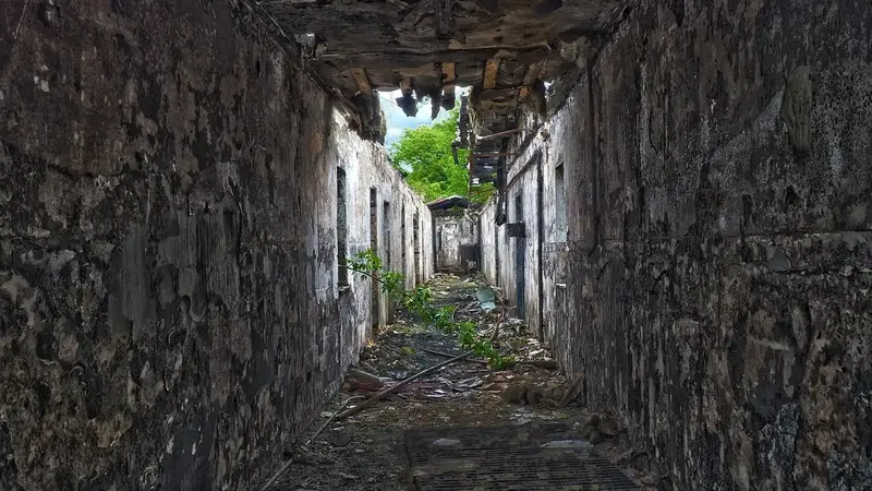 嘉義市老舊磚造住宅屋頂坍塌，七旬老翁受困屋內驚險獲救（示意圖）