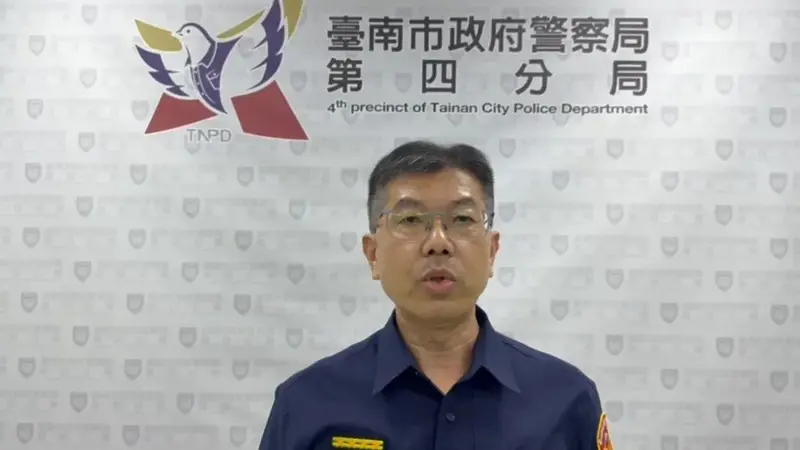 台南安平老店周氏蝦捲遭丟上百隻蟑螂，警方鎖定雨衣男