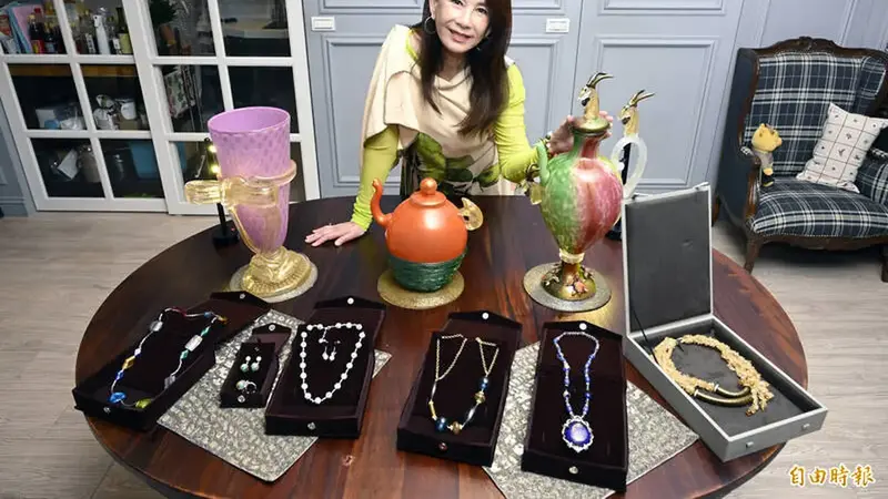 恢單12年琉璃創作滿檔，69歲周丹薇遇熟男求婚坦言心生恐懼