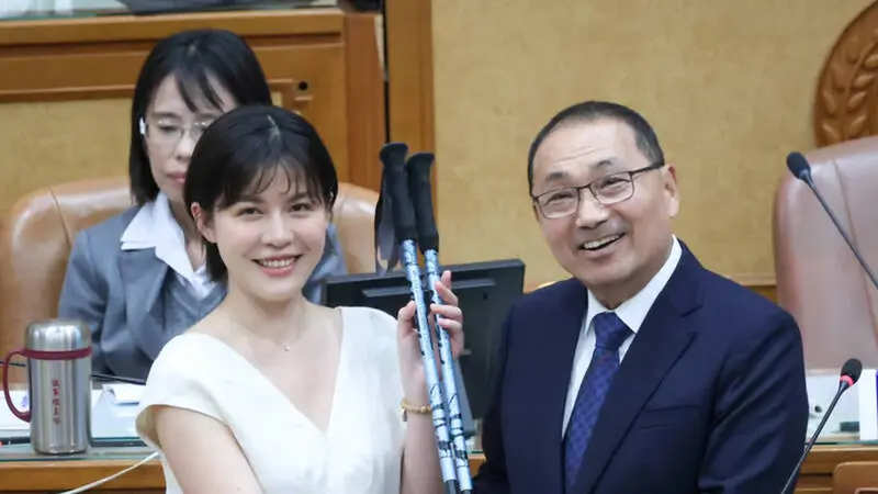 議會總質詢感性道別，戴湘儀贈侯友宜玉山藍登山杖期許再攀高峰