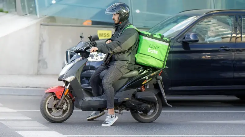 外送專法實施六週現衝擊，每趟成本激增與等餐變久引發平台開砲（示意圖）