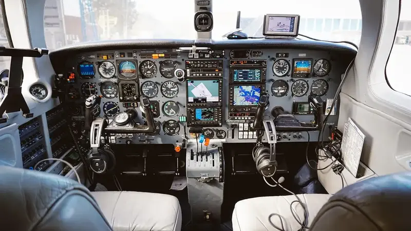 杜拜航空副機師驚傳刺傷機長,機警母親尖叫化解空難危機(示意圖)