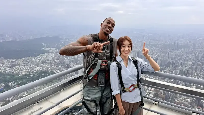 魔獸重返台北101合體賈永婕，摟肩合影引發網友熱議