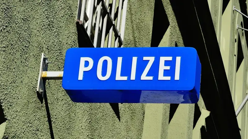 社群軟體小額投資陷阱！婦人險解約十五萬元保單繳稅遭警攔下（示意圖）