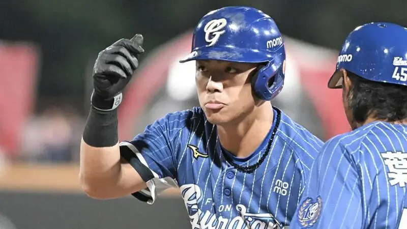 富邦悍將大巨蛋輕取台鋼，外野手申皓瑋因下半身緊繃提前退場