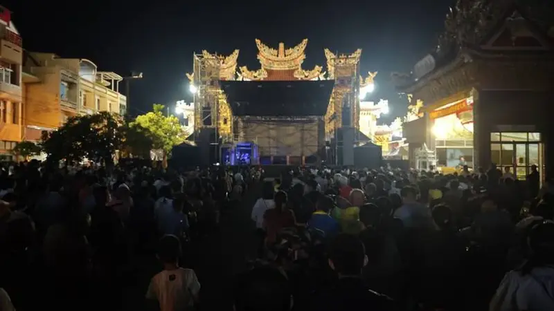 屏東原創音樂劇港墘仔回東港老家演出，在地大廟黃金牌樓成舞台背景