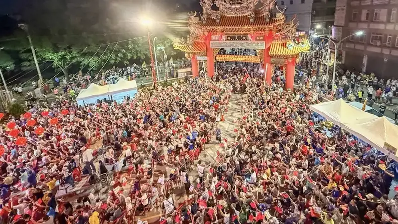 立法院長韓國瑜南下高雄小港鳳儀宮代天府助講，合體國民黨高雄市長候選人柯志恩吸近5千人次相