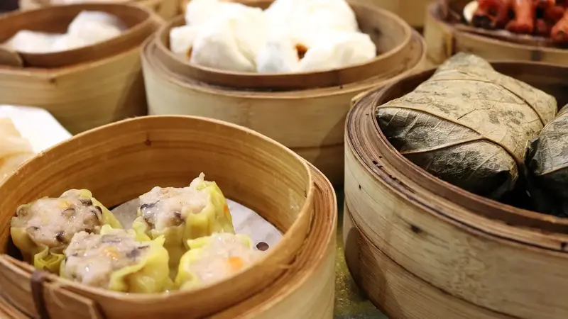 香港蓮香樓打破宵禁，深夜茶點不打烊，老茶客與夜歸人共享魔幻時刻（示意圖）
