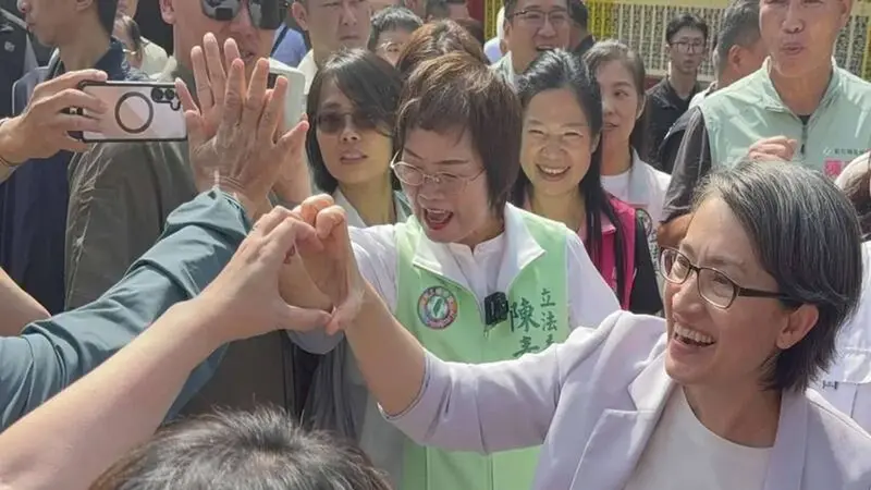 蕭美琴中秋連假訪鹿港宮廟，獲民眾熱情歡迎簽名合照享「明星級待遇」