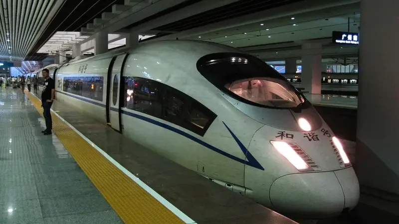 高鐵台南站月台突傳落軌意外，旅客不慎絆倒釀列車延誤（示意圖）