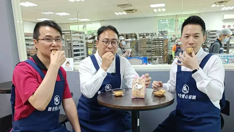 力挺庇護工場！黃世杰、何志偉訪觀音愛心家園自掏腰包買餅乾