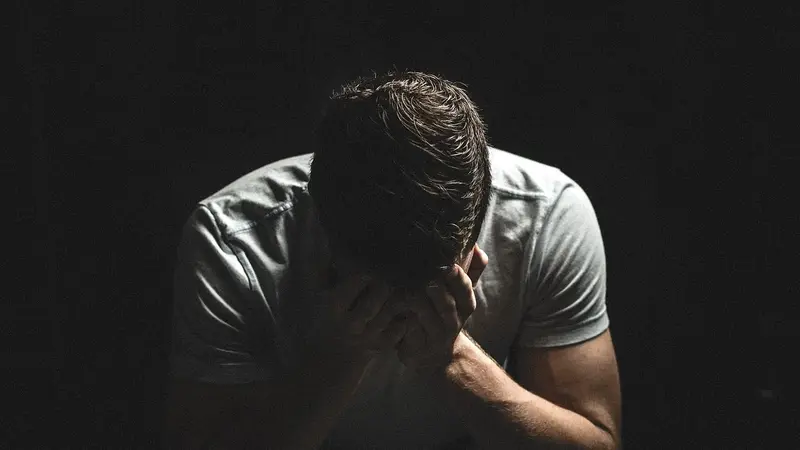 黃曉明感嘆幫錯白眼狼登熱搜！仗義救人過往全被翻出（示意圖）