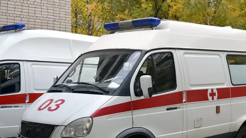 照護重擔擊垮大二生,高雄鳳山傳出孫子持刀刺傷臥床祖母悲劇(示意圖)