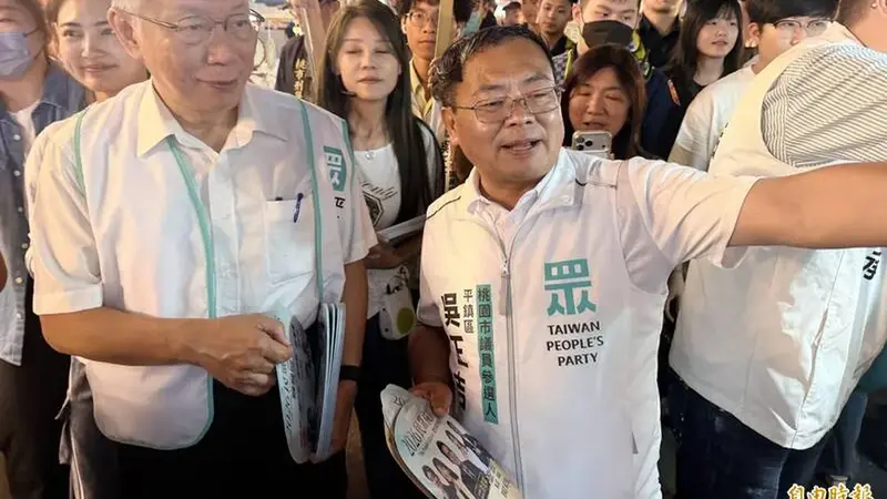 民眾黨主席柯文哲現身中壢夜市掃街拜票支持者擠爆