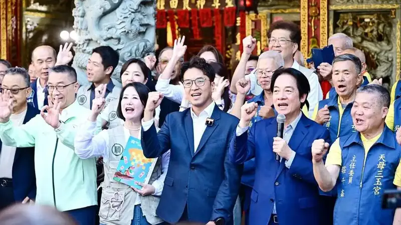 賴清德與沈伯洋現身士林三玉宮參香，大批支持者聚集馬路對面揮旗相迎