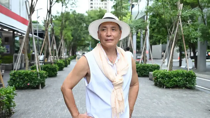 曾主持五燈獎的廖偉凡近況曝光,澄清未退出演藝圈且已當阿公
