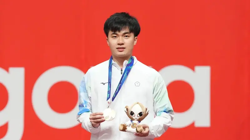 林昀儒亞運場邊換衣引發全場尖叫,精實線條意外曝光讓網友驚嘆