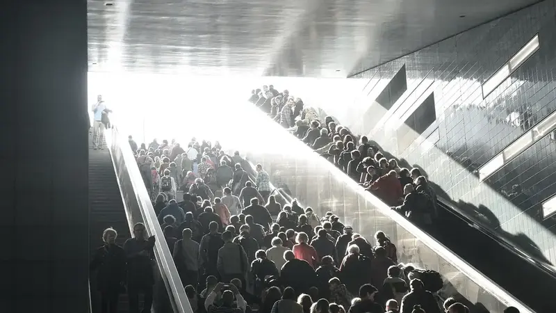 急取背包逆向奔跑釀禍,知名作家劉克襄高鐵站摔傷見血(示意圖)