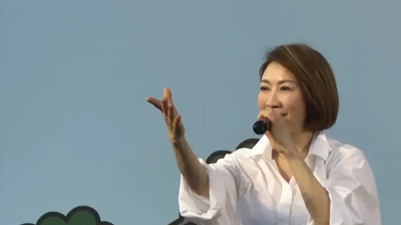 李翊君國慶日抱病飆歌 高雄眷村嘉年華巧遇同學哥哥