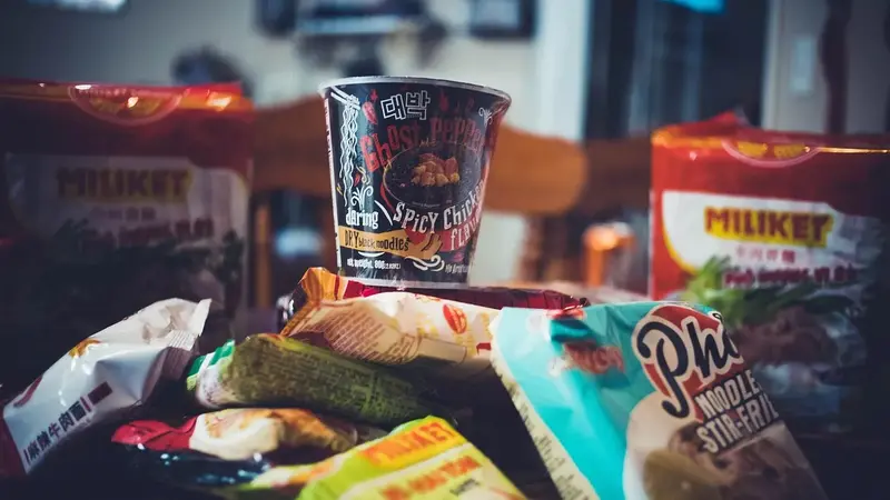 深夜吃炸物配泡麵當心酸水衝喉嚨,醫師點出宵夜飲食三大雷區(示意圖)