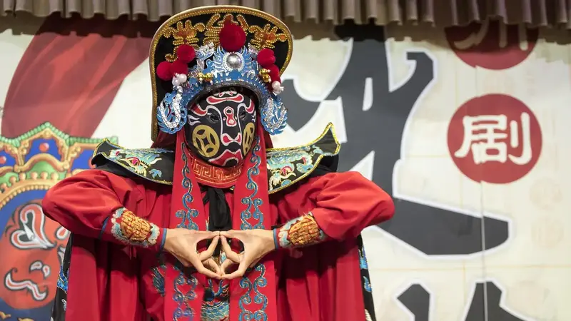 明華園總團接班佈局，陳昭賢從「無敵小生」轉任執行長，借鏡寶塚經驗擘劃劇團國際化？（示意圖）