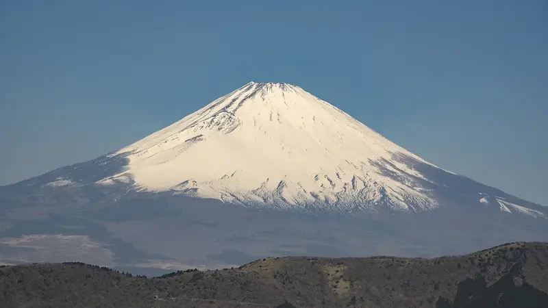 富士山初冠雪迎來重大變革，百年來全靠人工目視的傳統正式畫下句點（示意圖）
