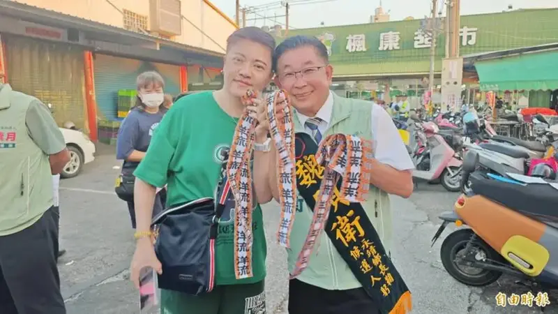 沈伯洋應援小物瘋傳彰化，民眾天未亮排隊搶拿飄帶