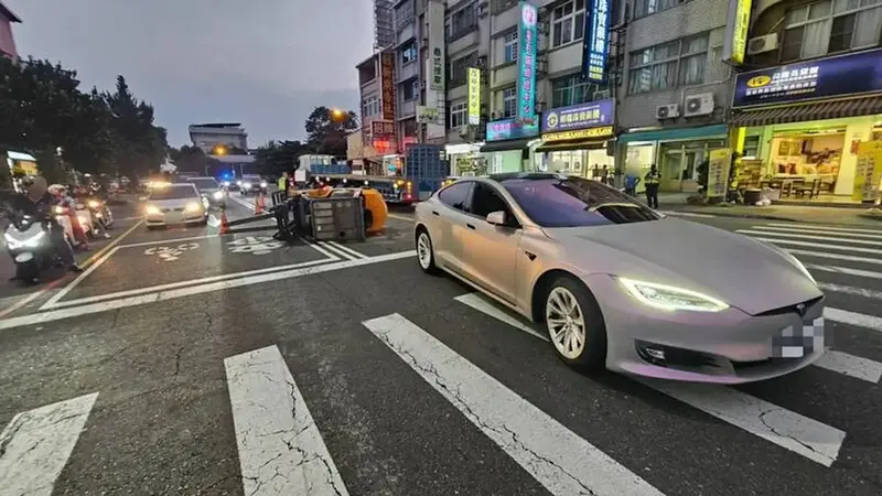 屏東聯結車掉落堆高機 砸中特斯拉女駕駛僅輕傷