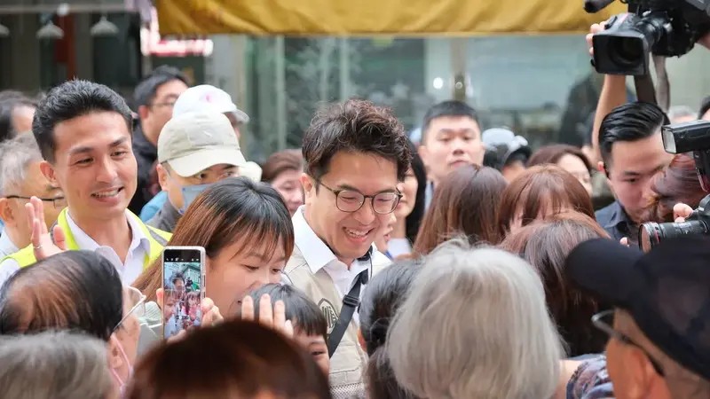 沈伯洋敷3小時面膜「額頭發光」本人笑稱：亮到無法變暗