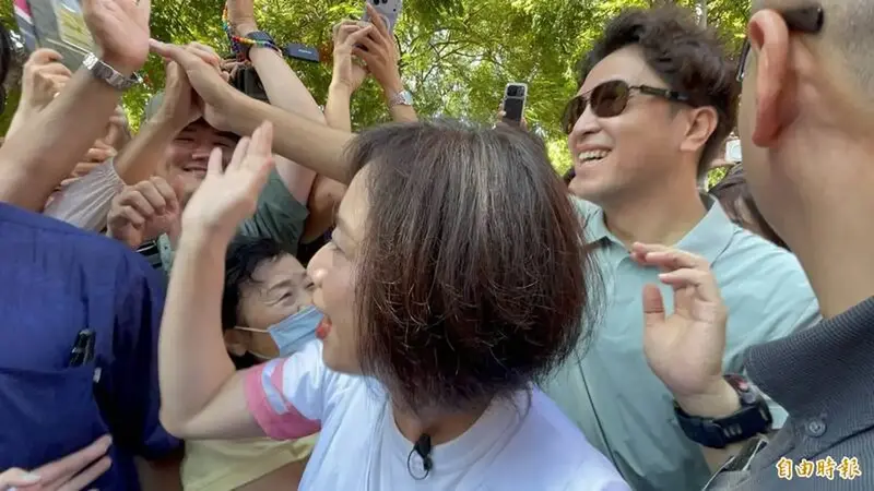 沈伯洋何欣純合體審計新村吸睛，民眾塞爆街頭半小時動彈不得