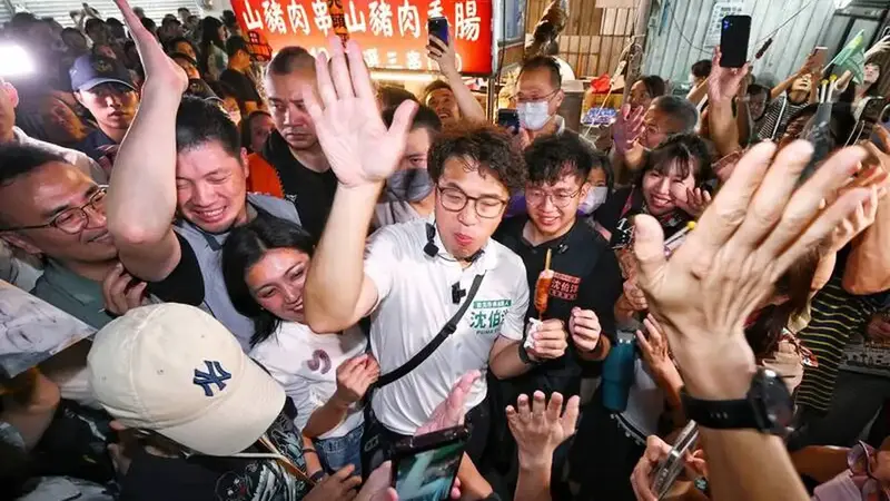 沈伯洋夜市拜票遇美食誘惑，急喊讓我吃完再握手