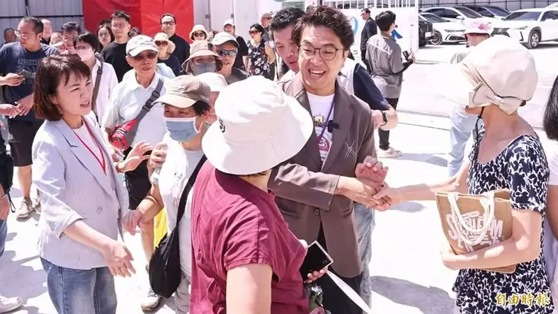 沈伯洋視察大安區社宅動土，大批粉絲頂著烈日包圍追星