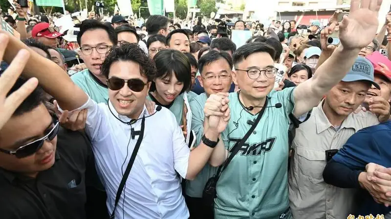 沈伯洋合體賴瑞隆現身高雄港灣，大批民眾簇擁搶合影引發路人誤會