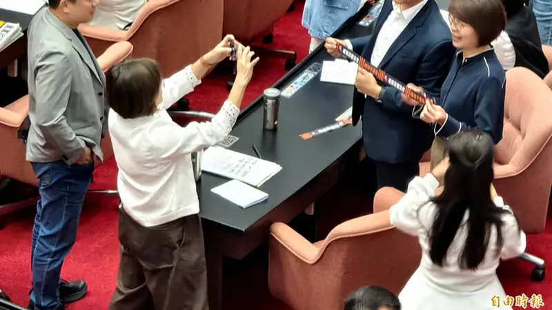 立院議事變身粉絲見面會，沈伯洋坐到位子慘遭綠委包圍搶簽名
