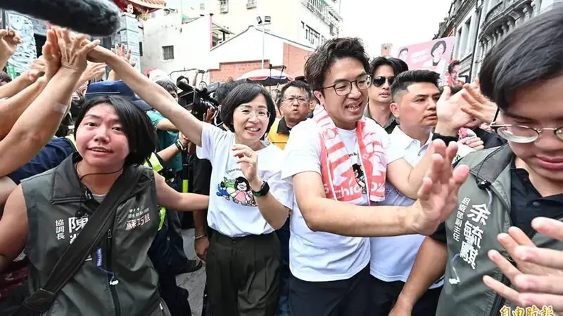 沈伯洋、蘇巧慧三峽老街合體拜票，洋流慧聚湧現大批支持者擠爆祖師廟