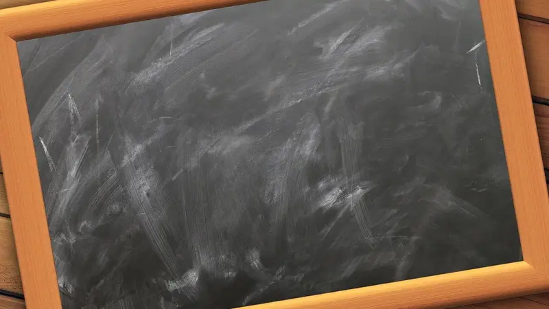 期末平均分數未達門檻，四川雷波縣20多名中小學教師遭逼站台背黑幕拍照（示意圖）
