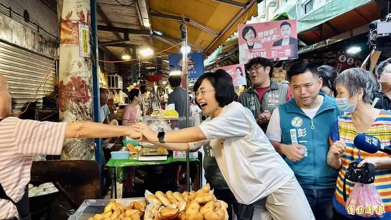 爭取競選新北市長機會，蘇巧慧赴土城掃街獲熱情民眾高喊凍蒜